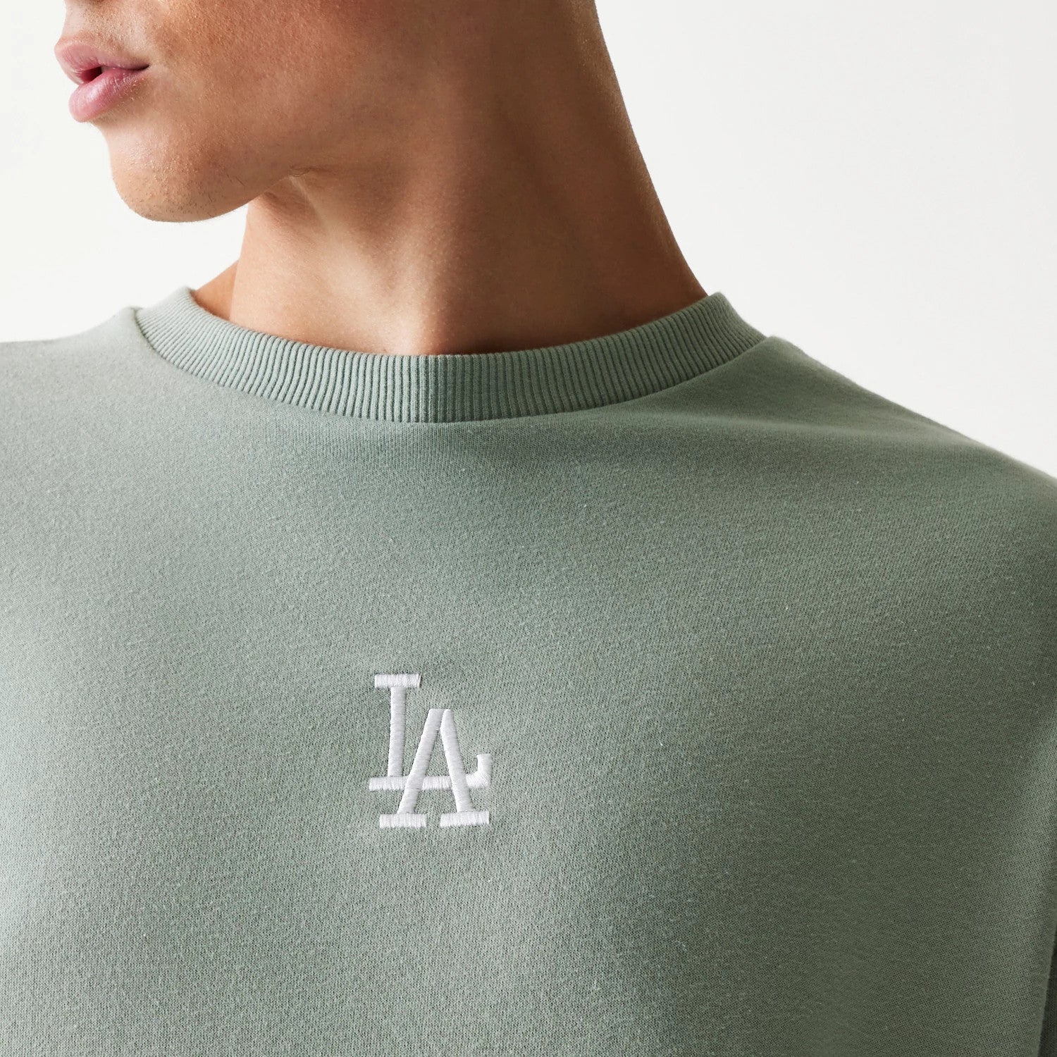The model is wearing this MLB League Essential Midi LA Dodgers Oversized Crew Neck Sweater in pastel green. 6