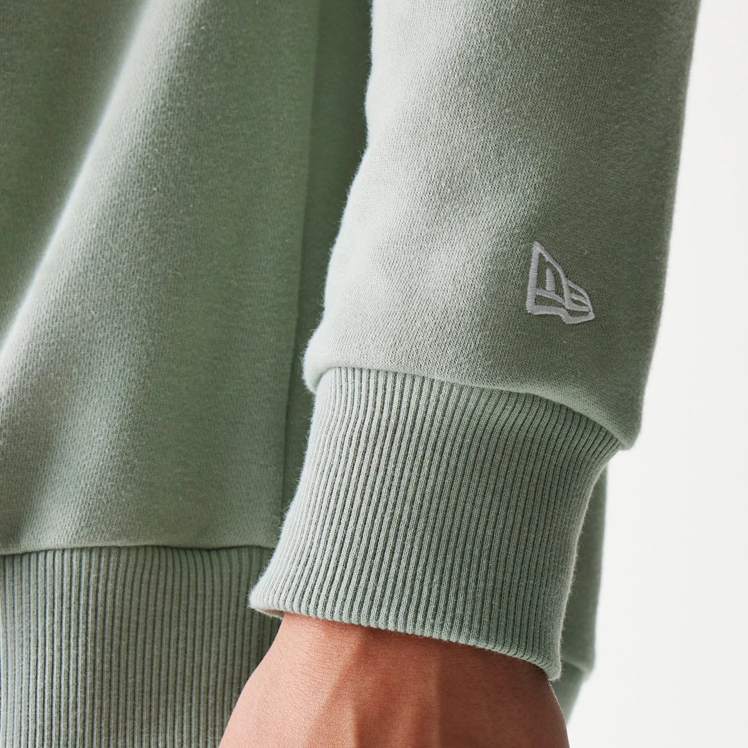 The model is wearing this MLB League Essential Midi LA Dodgers Oversized Crew Neck Sweater in pastel green. 7