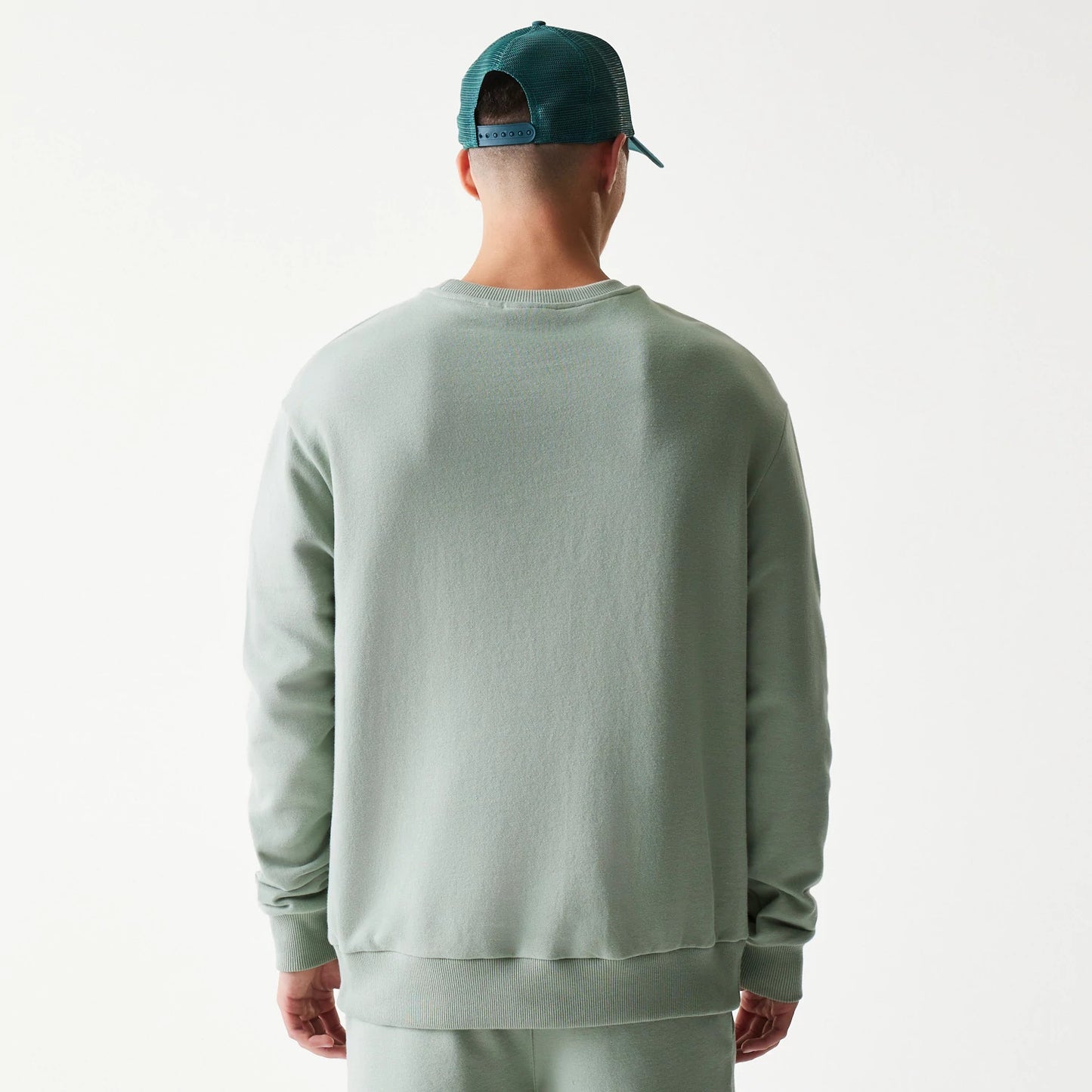 The model is wearing this MLB League Essential Midi LA Dodgers Oversized Crew Neck Sweater in pastel green. 2