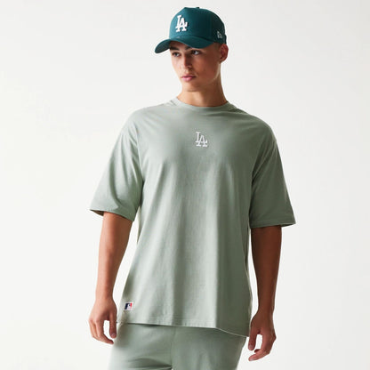 The model is wearing this MLB League Essential Midi LA Dodgers Oversized T-Shirt in pastel green. 3