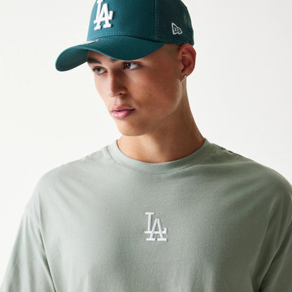 The model is wearing this MLB League Essential Midi LA Dodgers Oversized T-Shirt in pastel green. 6
