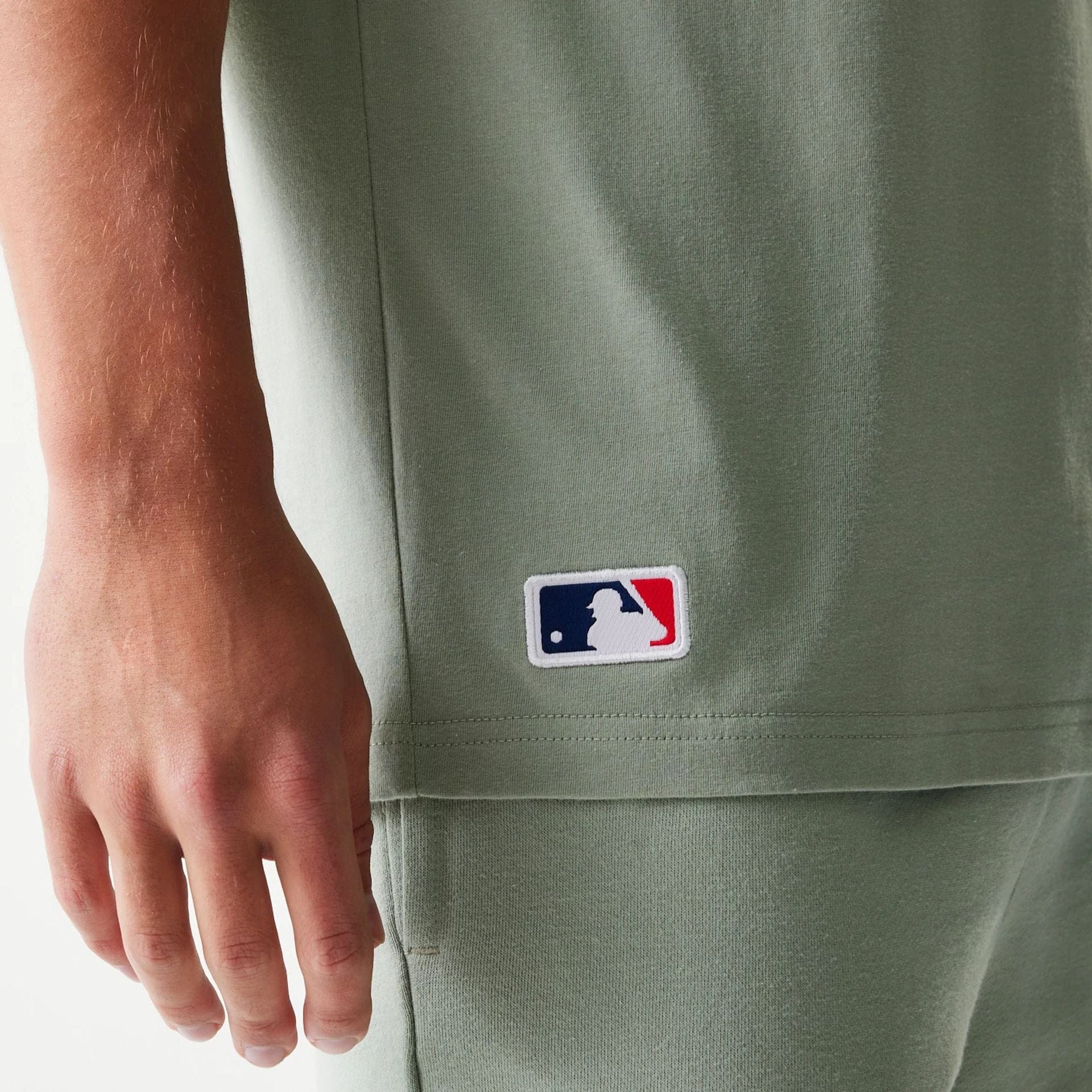 The model is wearing this MLB League Essential Midi LA Dodgers Oversized T-Shirt in pastel green. 8