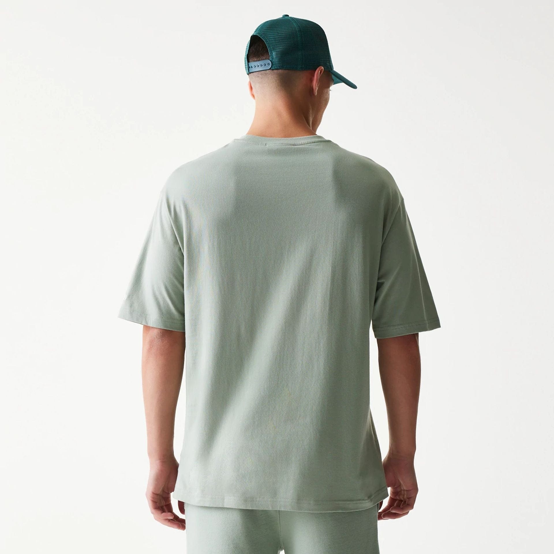 The model is wearing this MLB League Essential Midi LA Dodgers Oversized T-Shirt in pastel green. 2