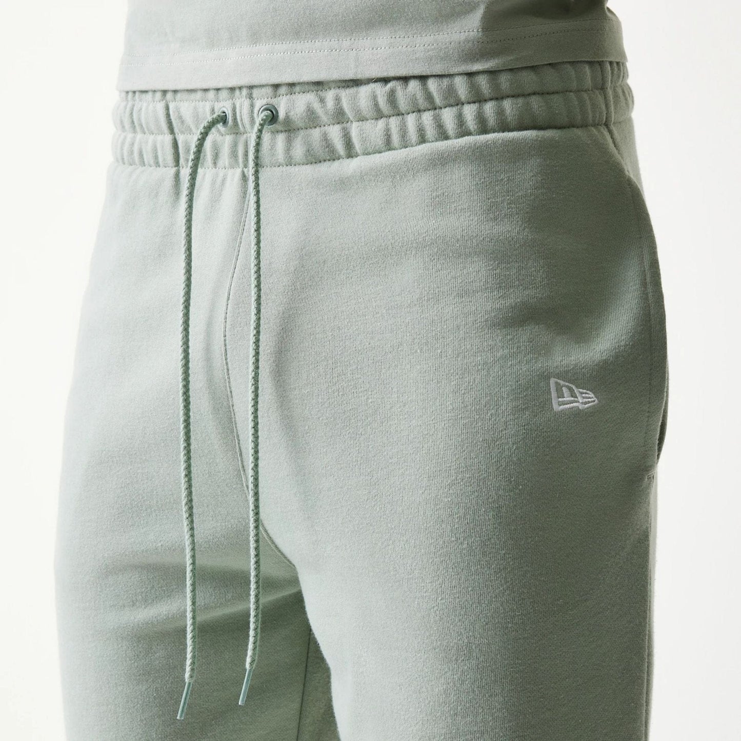 The model is wearing this MLB League Essential Midi LA Dodgers Shorts in pastel green. 6