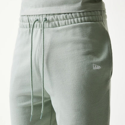 The model is wearing this MLB League Essential Midi LA Dodgers Shorts in pastel green. 6