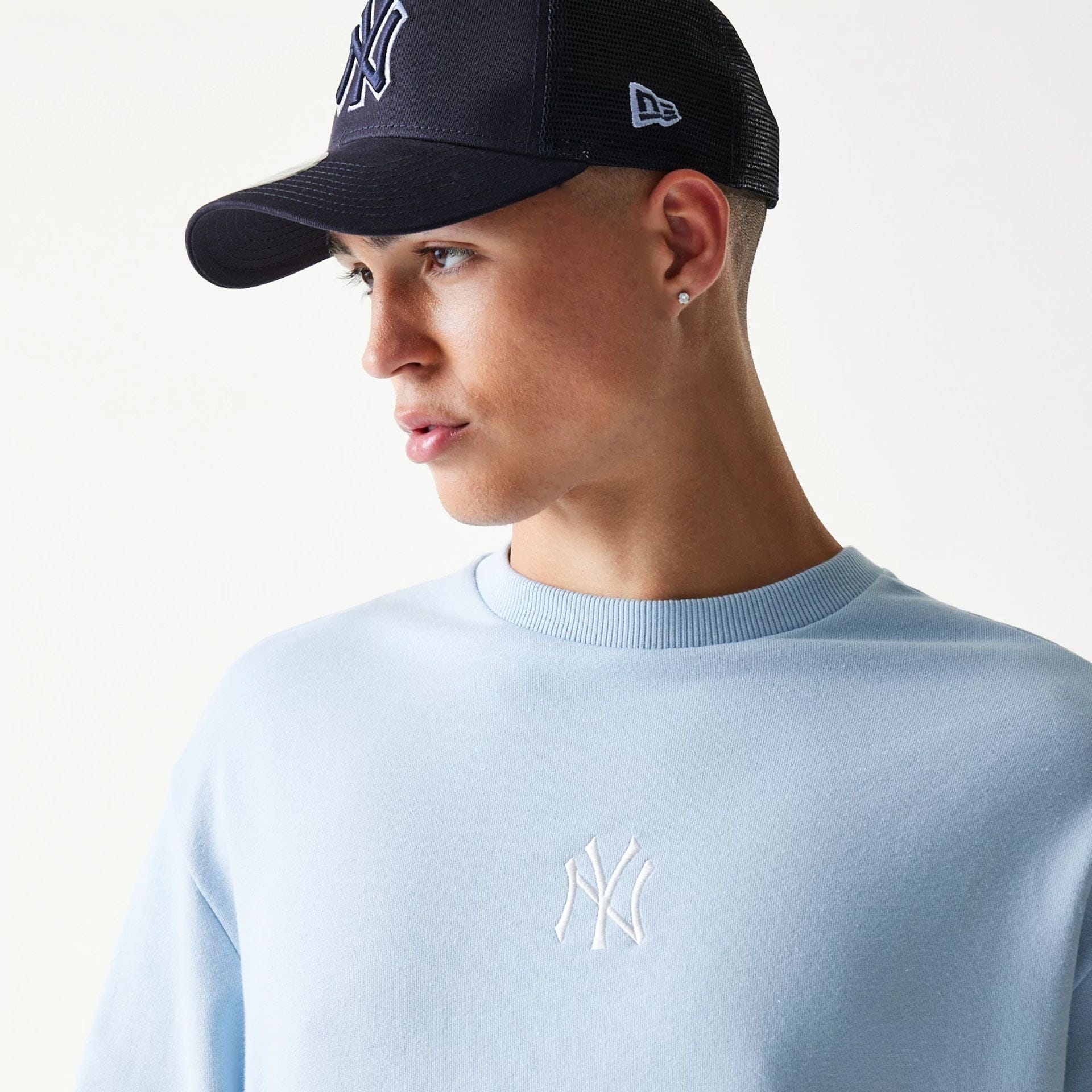 The model is wearing this MLB League Essential Midi New York Yankees Oversized Crew Neck Sweater in pastel blue. 3