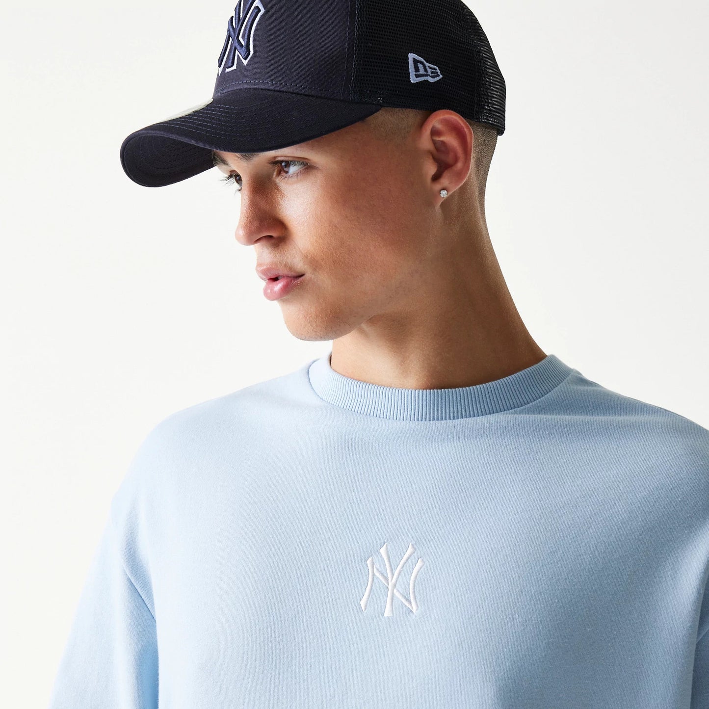 The model is wearing this MLB League Essential Midi New York Yankees Oversized Crew Neck Sweater in blue. 3