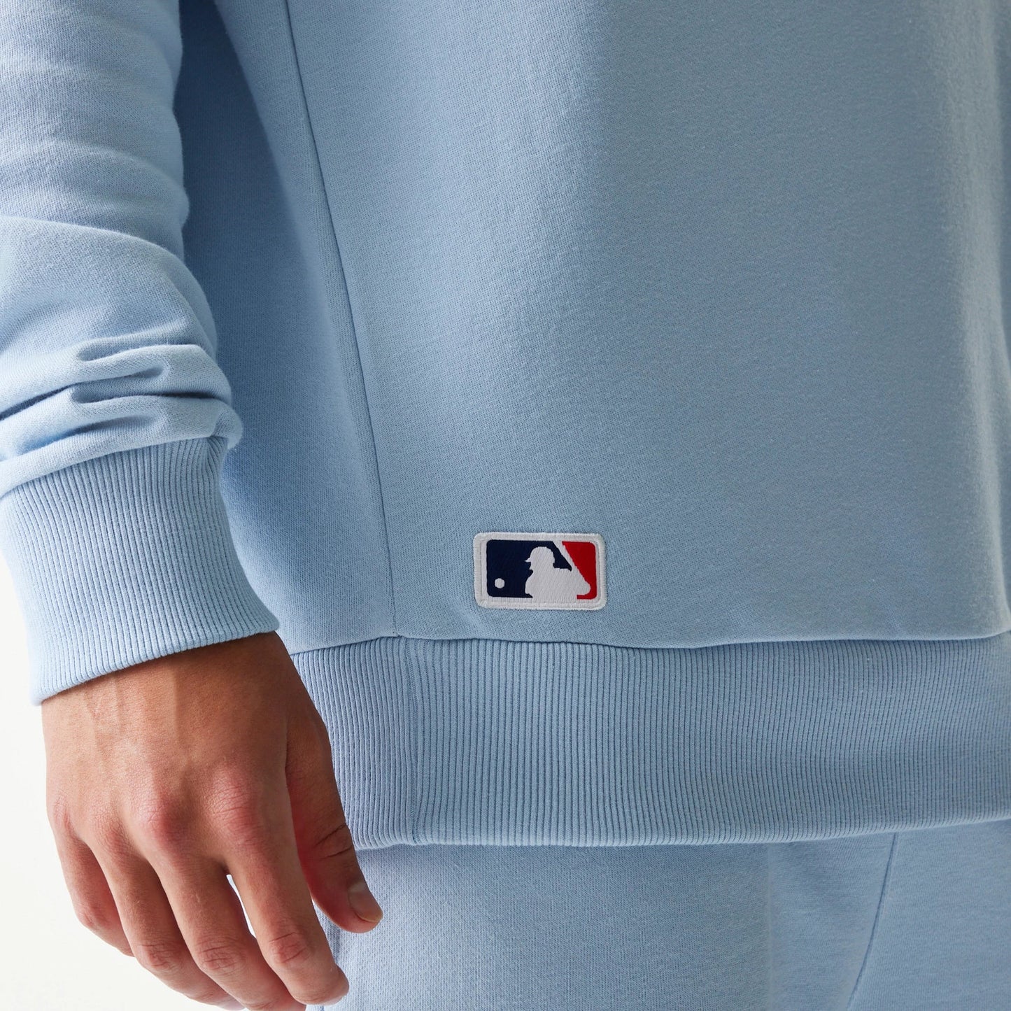 The model is wearing this MLB League Essential Midi New York Yankees Oversized Crew Neck Sweater in blue. 4