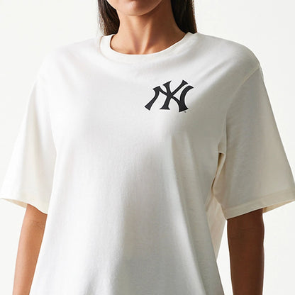 The model is wearing this MLB Food Graphic New York Yankees T-Shirt in open white. 5