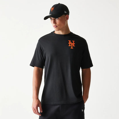 The model is wearing this MLB Food Graphic New York Mets T-Shirt in black. 3