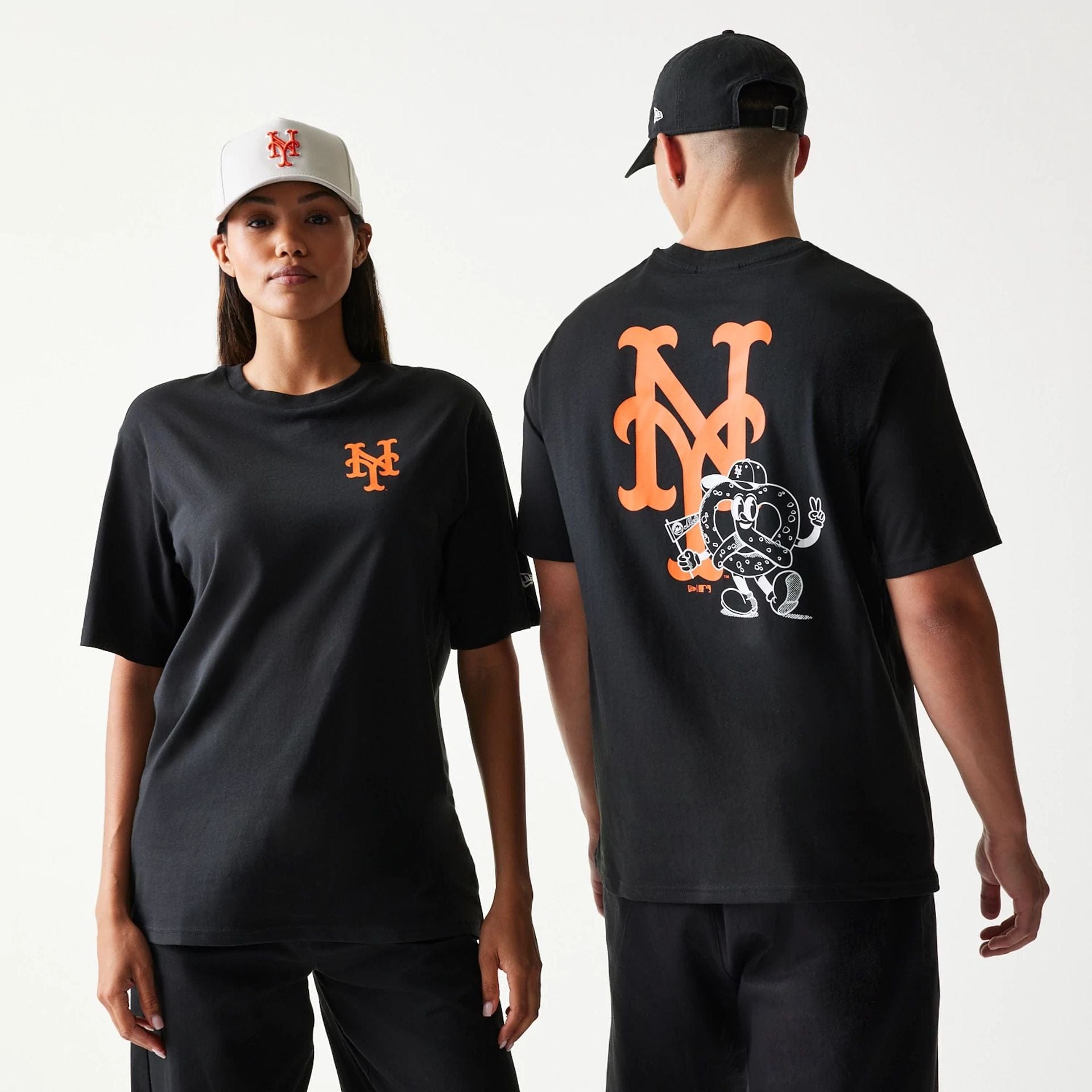 The model is wearing this MLB Food Graphic New York Mets T-Shirt in black. 1