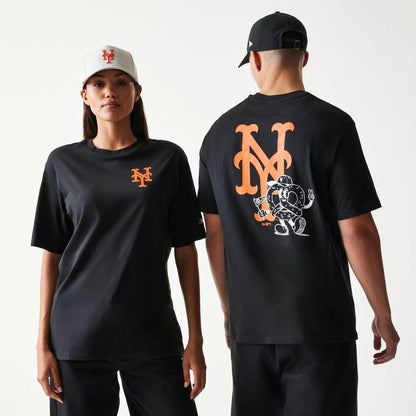 The model is wearing this MLB Food Graphic New York Mets T-Shirt in black. 1