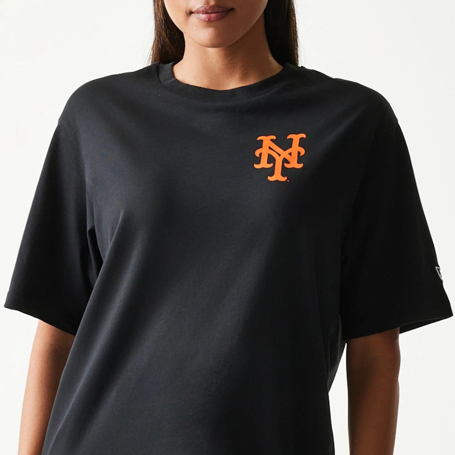 The model is wearing this MLB Food Graphic New York Mets T-Shirt in black. 6