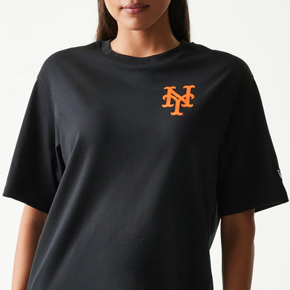 The model is wearing this MLB Food Graphic New York Mets T-Shirt in black. 6