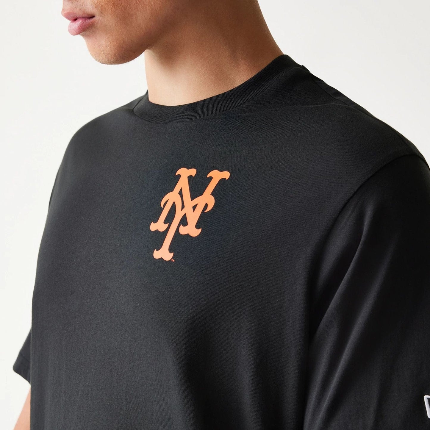 The model is wearing this MLB Food Graphic New York Mets T-Shirt in black. 7