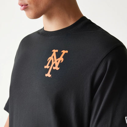 The model is wearing this MLB Food Graphic New York Mets T-Shirt in black. 7