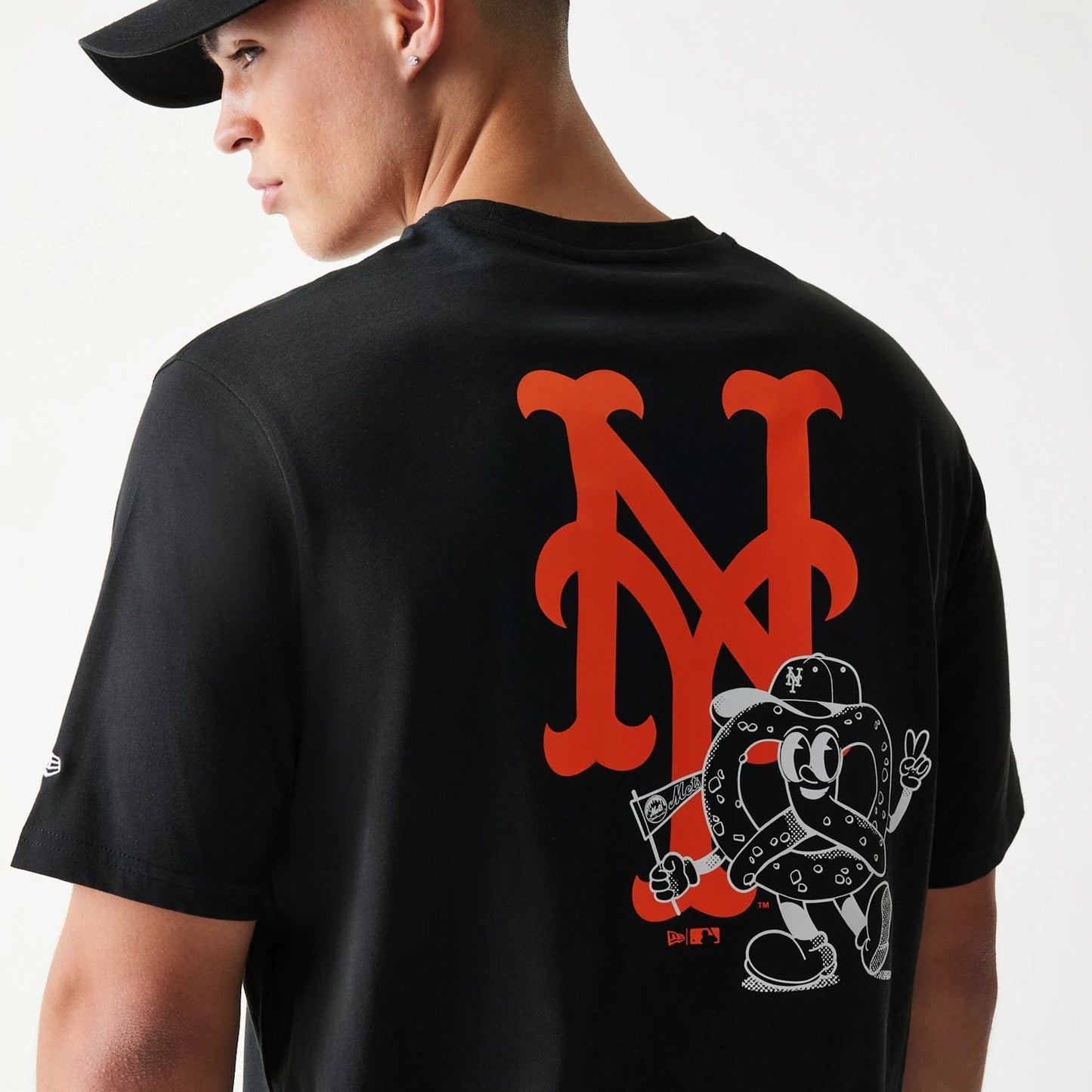 The model is wearing this MLB Food Graphic New York Mets T-Shirt in black. 8