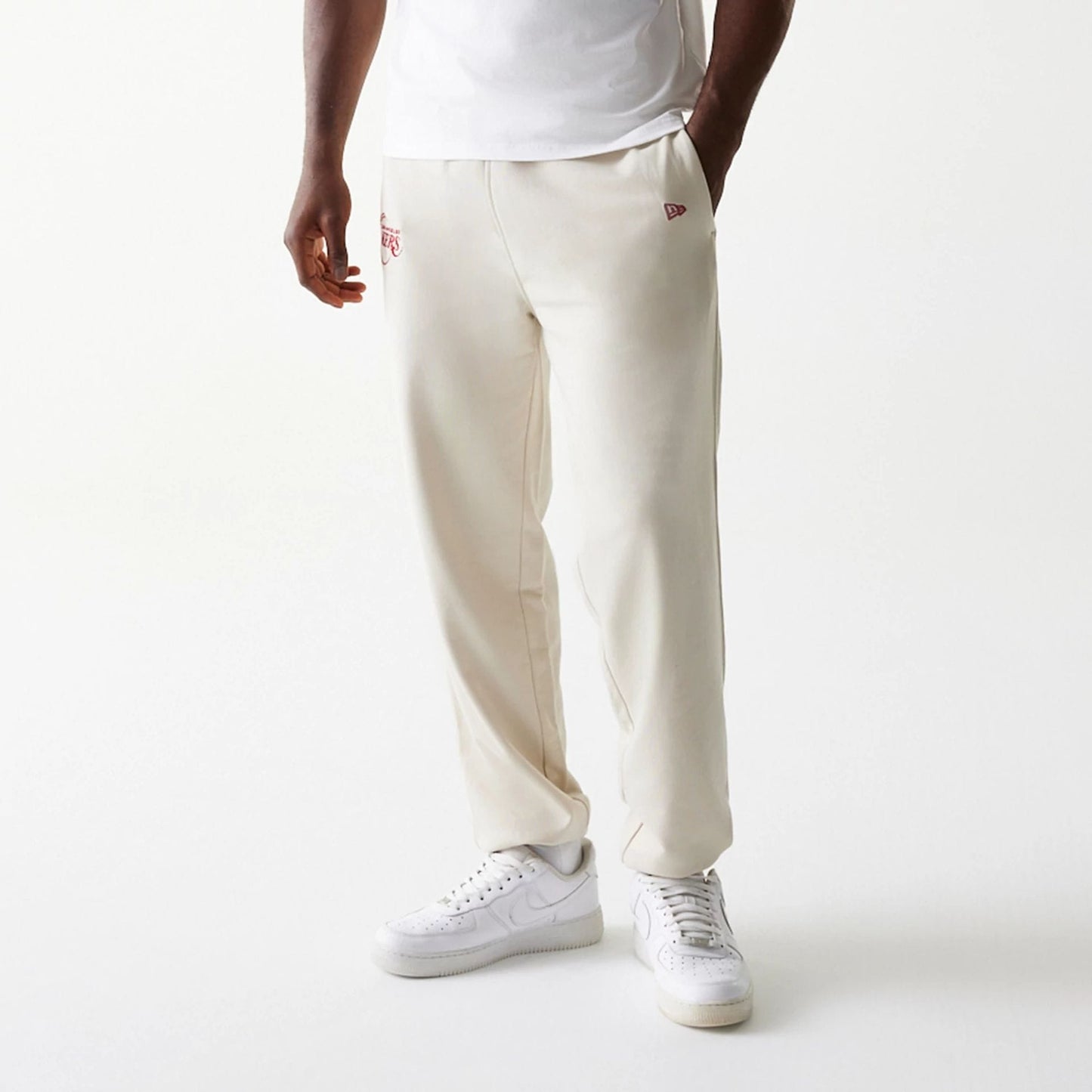 The model is wearing this NBA League Essential LA Lakers Joggers in cream. 3