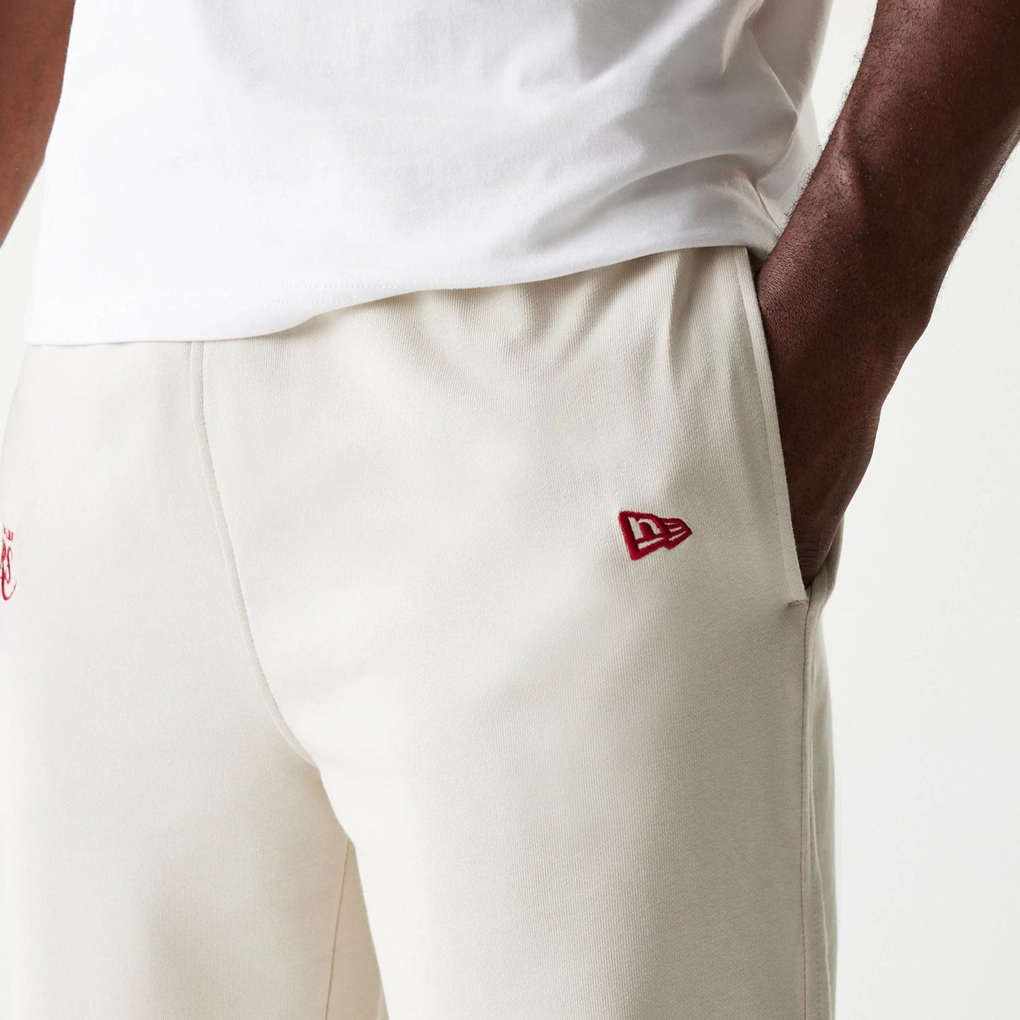 The model is wearing this NBA League Essential LA Lakers Joggers in cream. 5