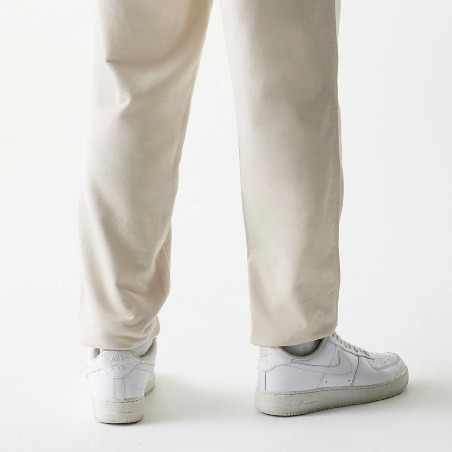 The model is wearing this NBA League Essential LA Lakers Joggers in cream. 7