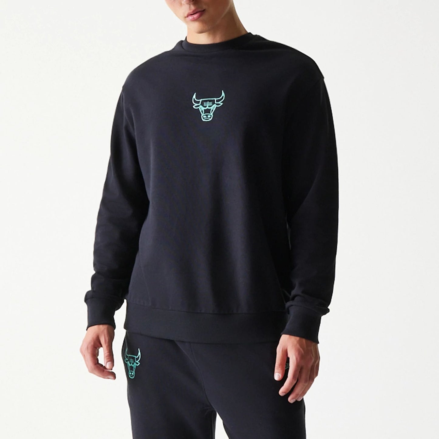 The model is wearing this NBA League Essential Chicago Bulls Oversized Crew Neck Sweater in black. 3