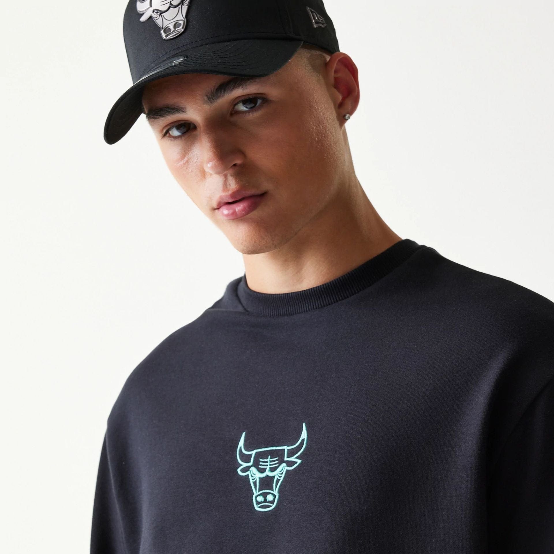 The model is wearing this NBA League Essential Chicago Bulls Oversized Crew Neck Sweater in black. 4