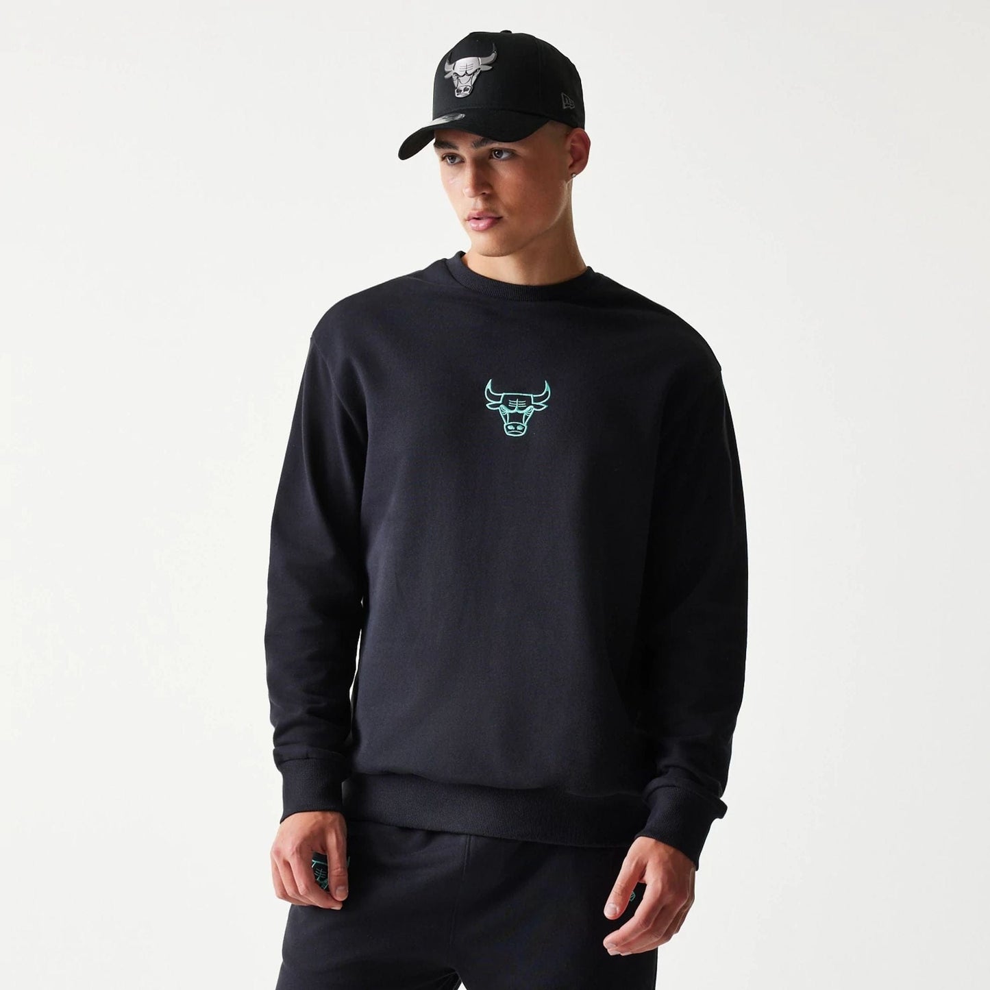 The model is wearing this NBA League Essential Chicago Bulls Oversized Crew Neck Sweater in black. 1