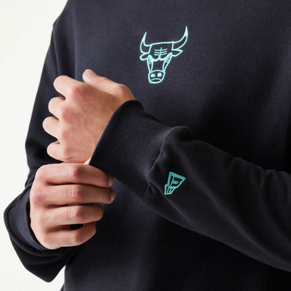 The model is wearing this NBA League Essential Chicago Bulls Oversized Crew Neck Sweater in black. 5