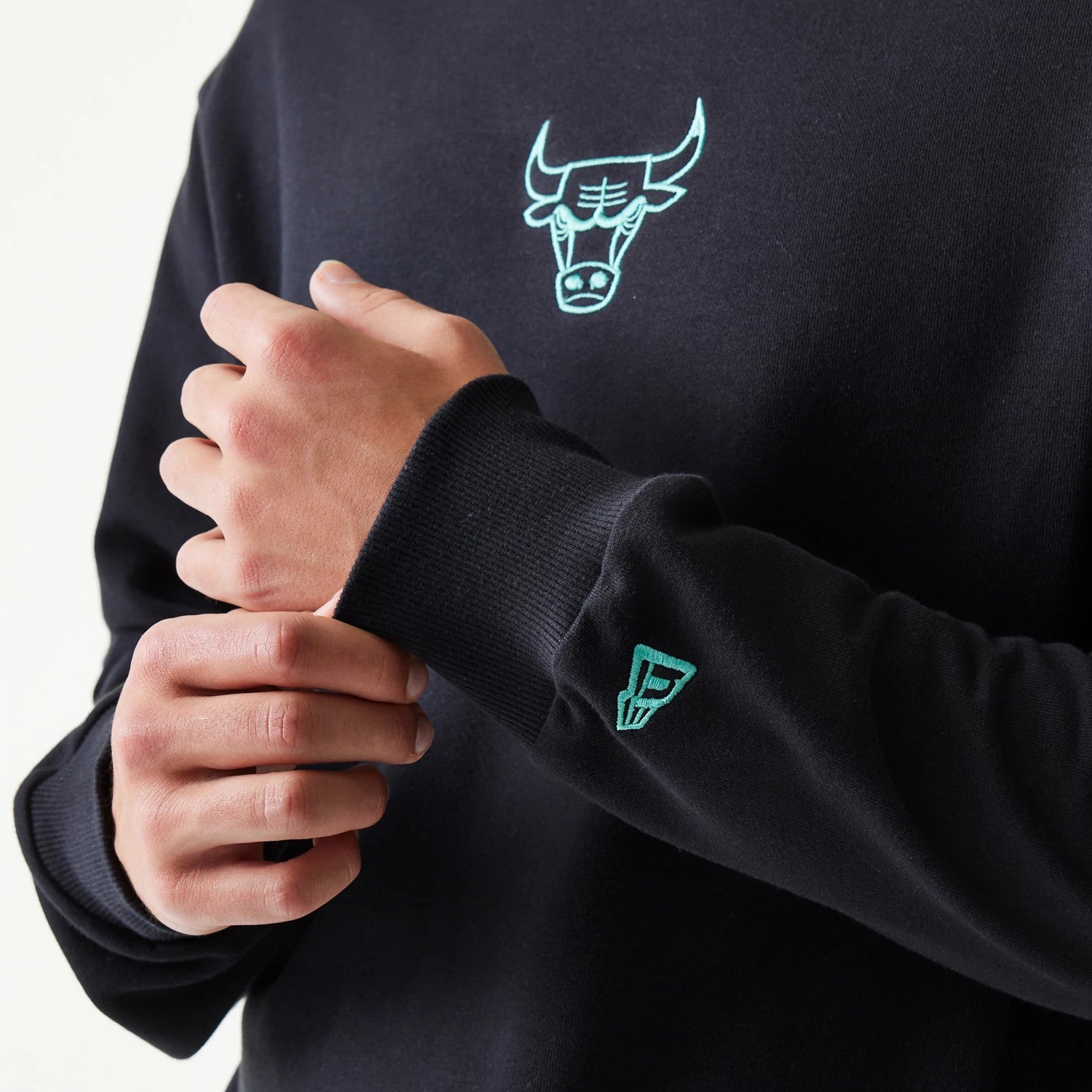 The model is wearing this NBA League Essential Chicago Bulls Oversized Crew Neck Sweater in black. 5