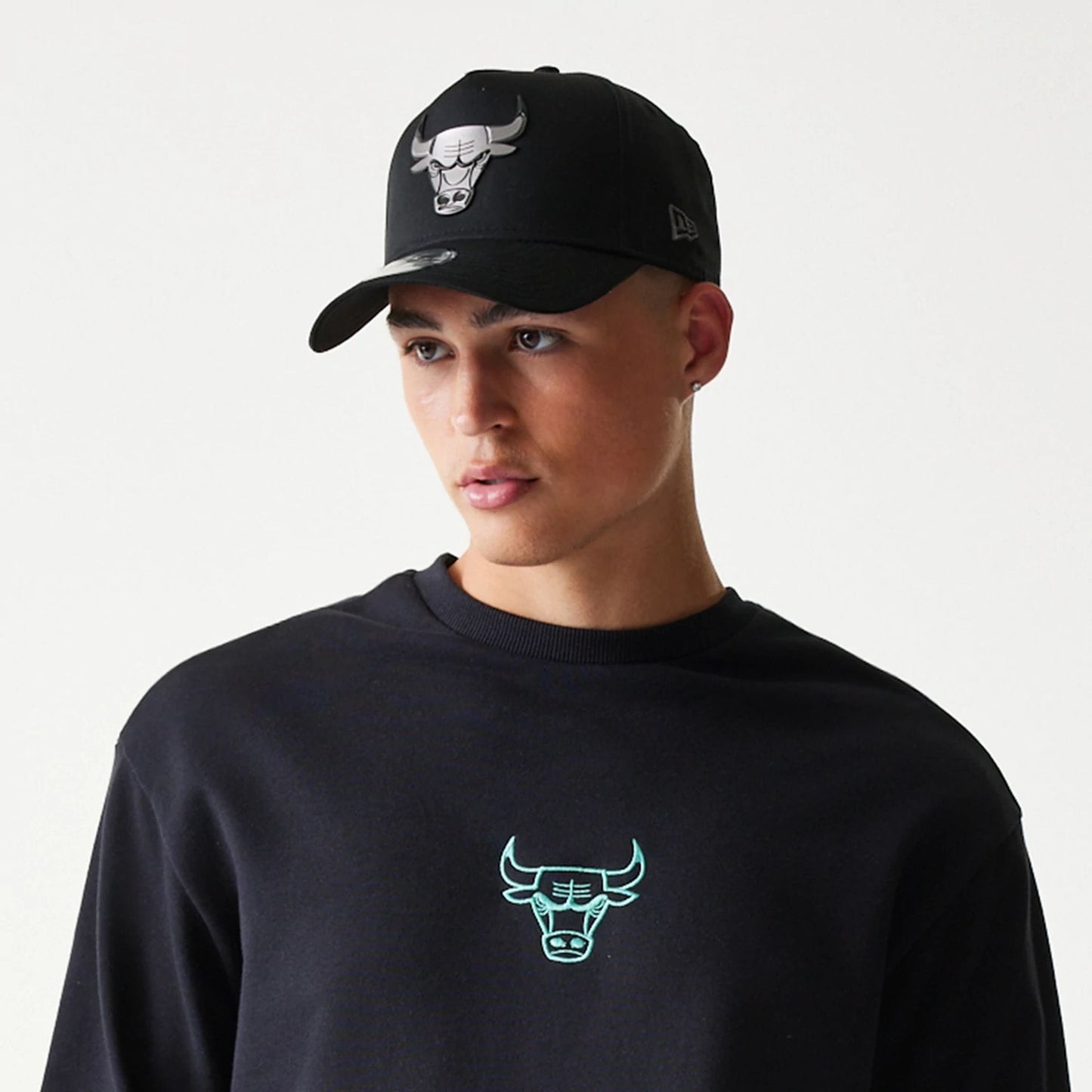 The model is wearing this NBA League Essential Chicago Bulls Oversized Crew Neck Sweater in black. 6