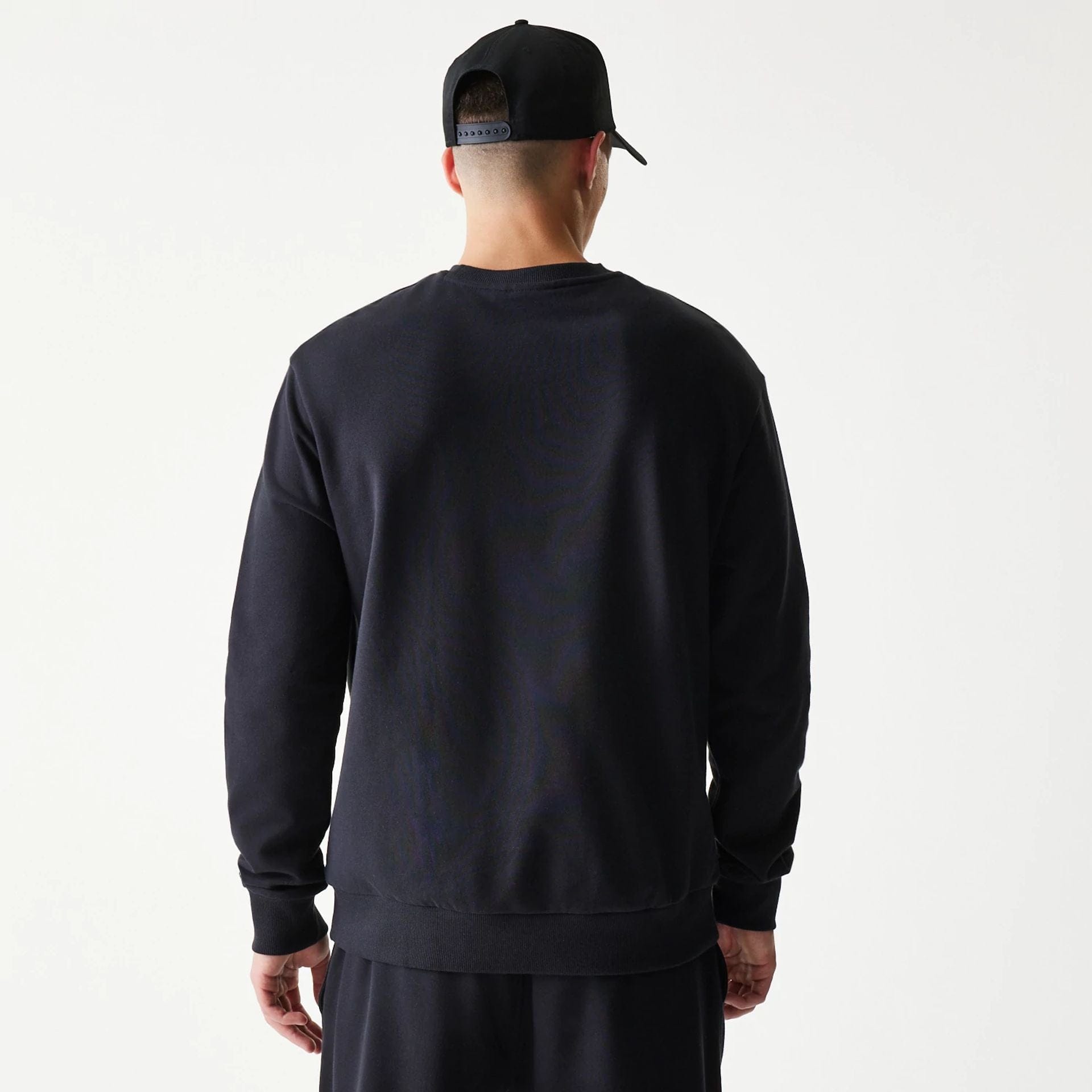 The model is wearing this NBA League Essential Chicago Bulls Oversized Crew Neck Sweater in black. 2