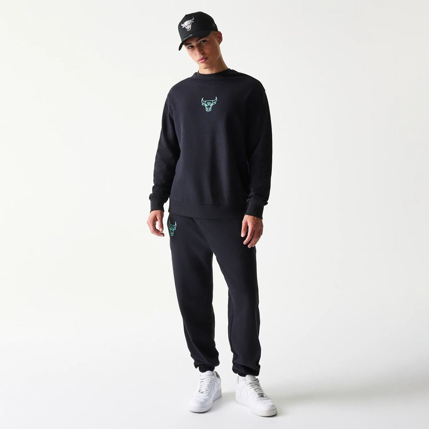 The model is wearing this NBA League Essential Chicago Bulls Oversized Crew Neck Sweater in black. 8