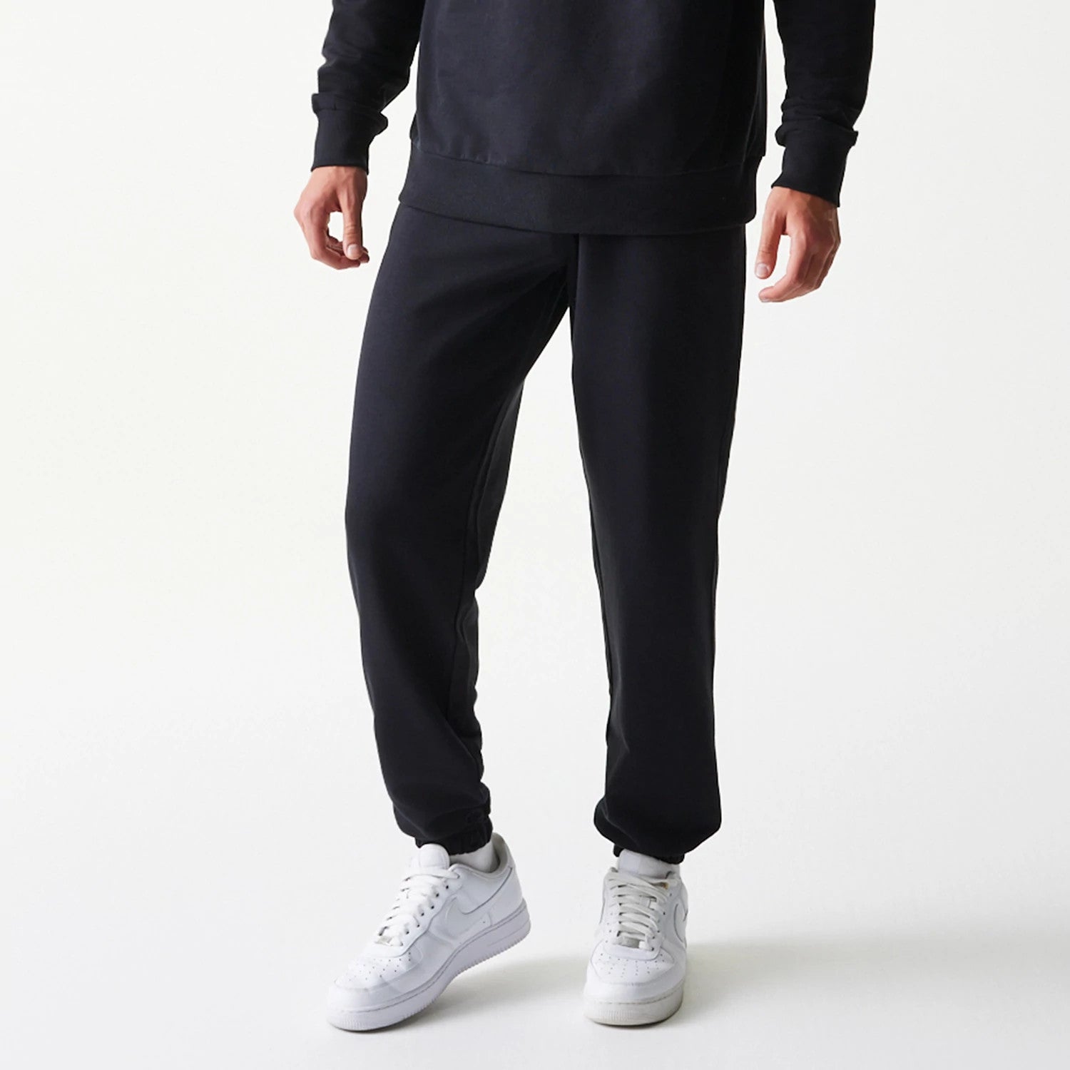 The model is wearing this NBA League Essential Chicago Bulls Joggers in black. 3