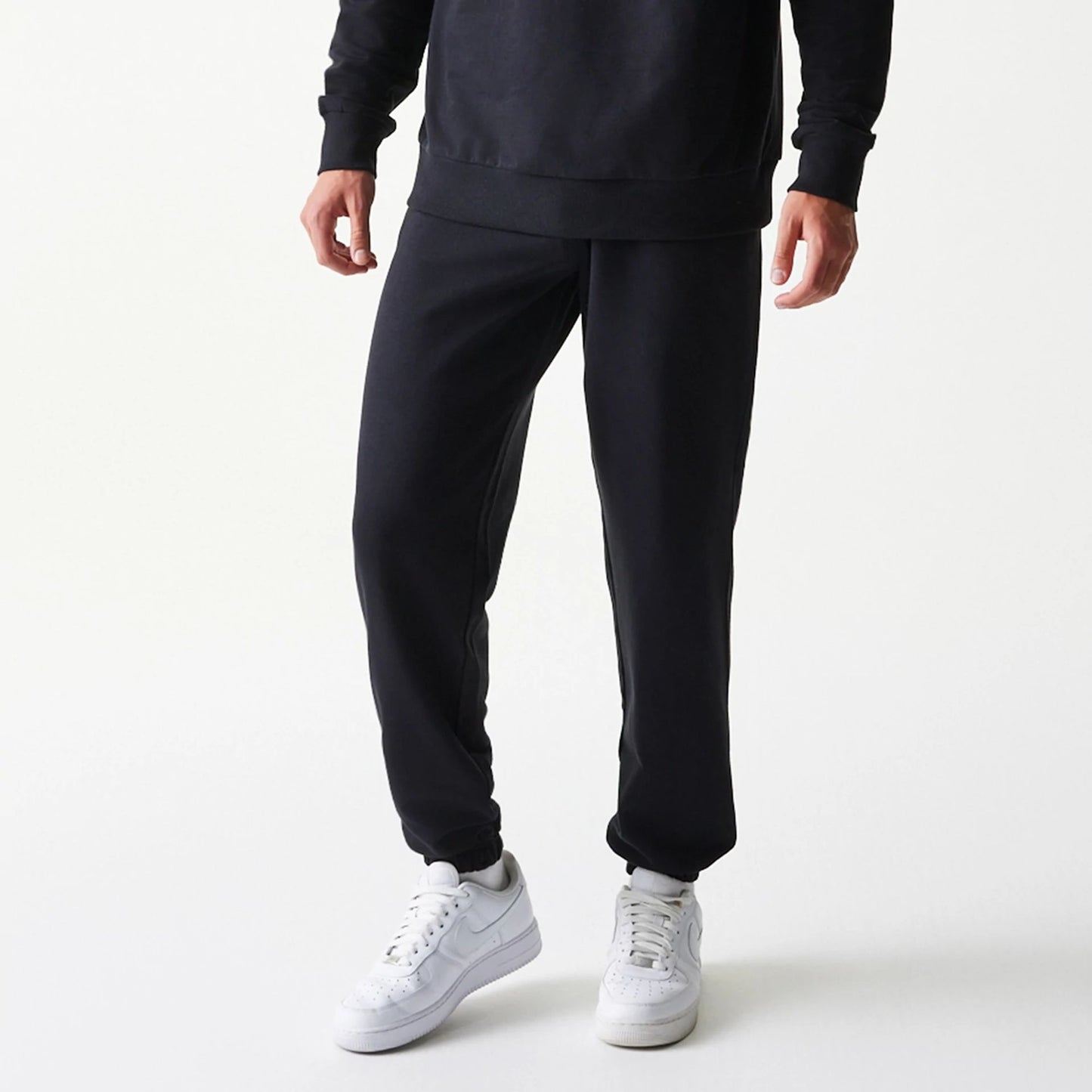 The model is wearing this NBA League Essential Chicago Bulls Joggers in black. 3