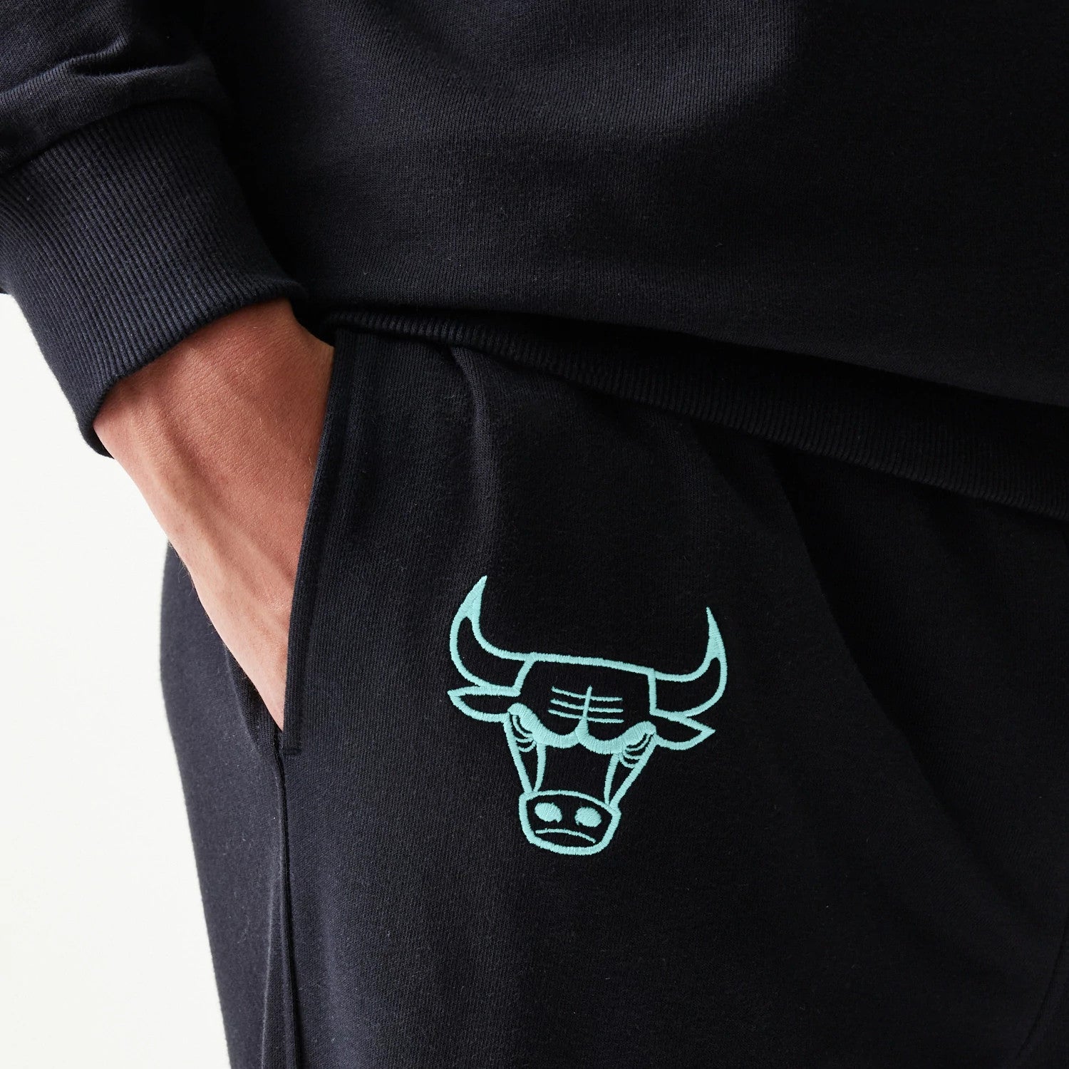 The model is wearing this NBA League Essential Chicago Bulls Joggers in black. 4
