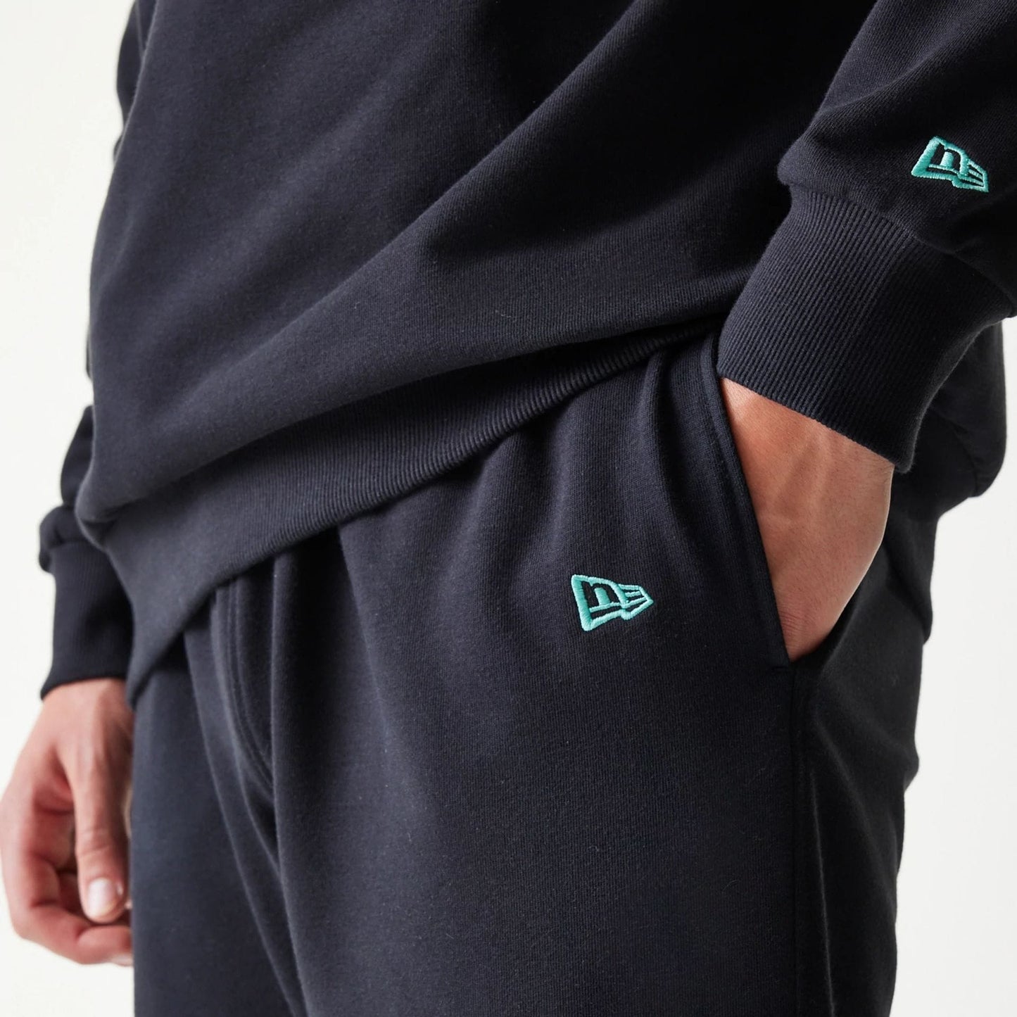The model is wearing this NBA League Essential Chicago Bulls Joggers in black. 5