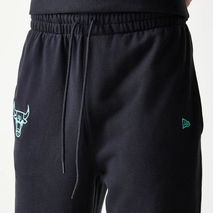 The model is wearing this NBA League Essential Chicago Bulls Joggers in black. 6