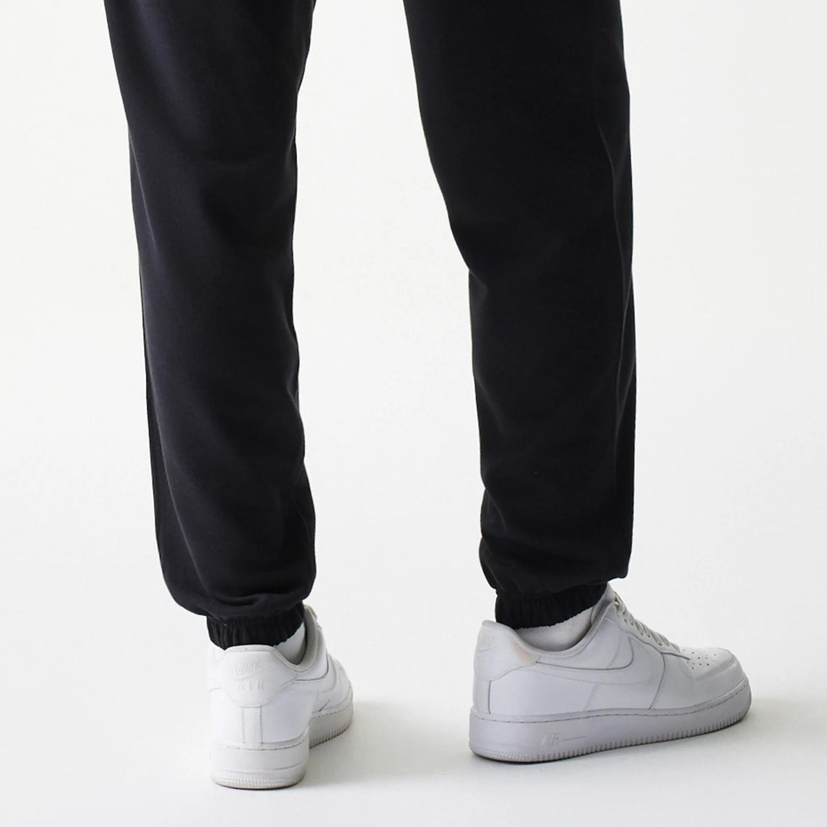 The model is wearing this NBA League Essential Chicago Bulls Joggers in black. 7