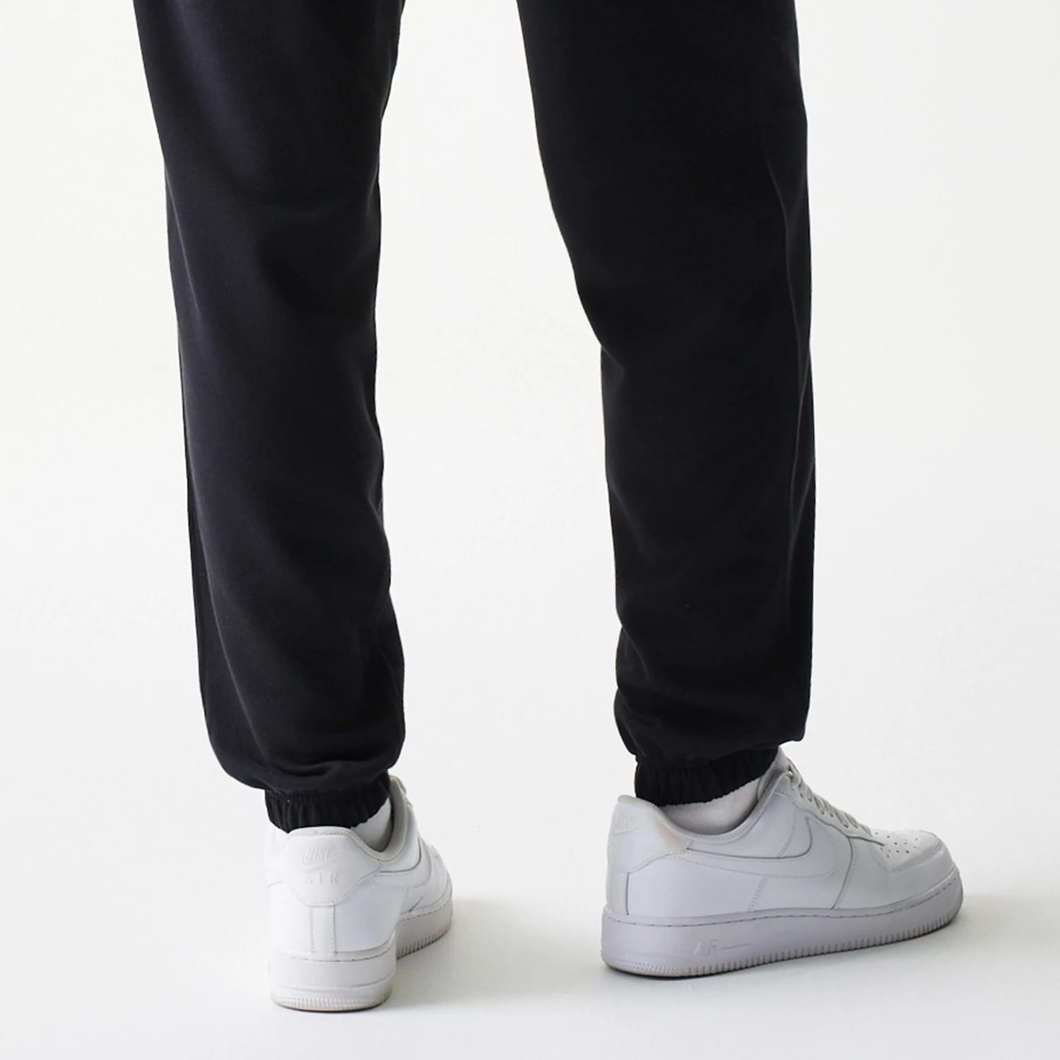 The model is wearing this NBA League Essential Chicago Bulls Joggers in black. 7
