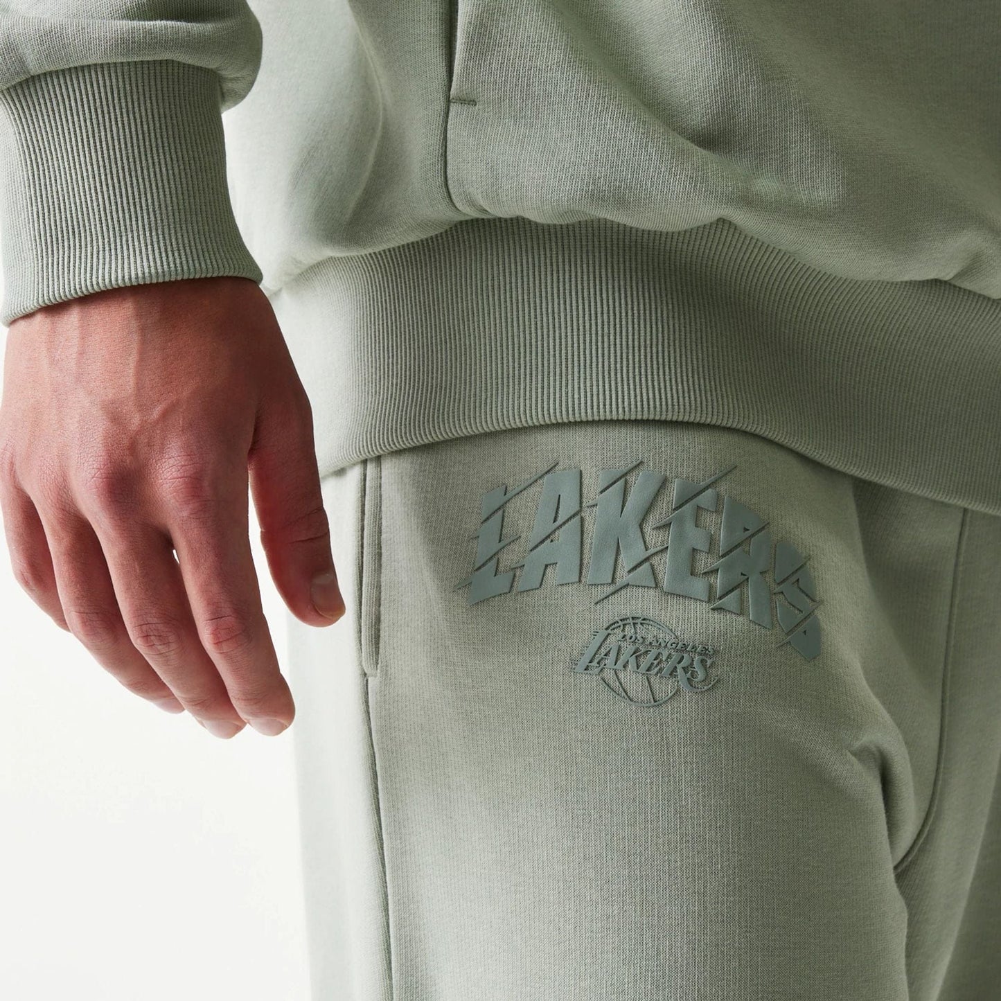 The model is wearing this NBA LA Lakers Straight Leg Joggers in pastel green. 4