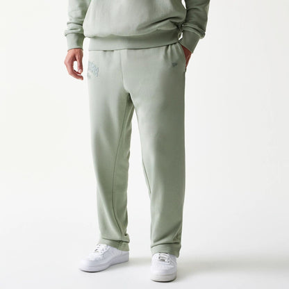 The model is wearing this NBA LA Lakers Straight Leg Joggers in pastel green. 1