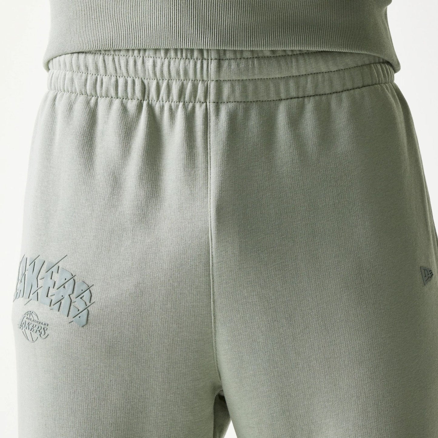 The model is wearing this NBA LA Lakers Straight Leg Joggers in pastel green. 6
