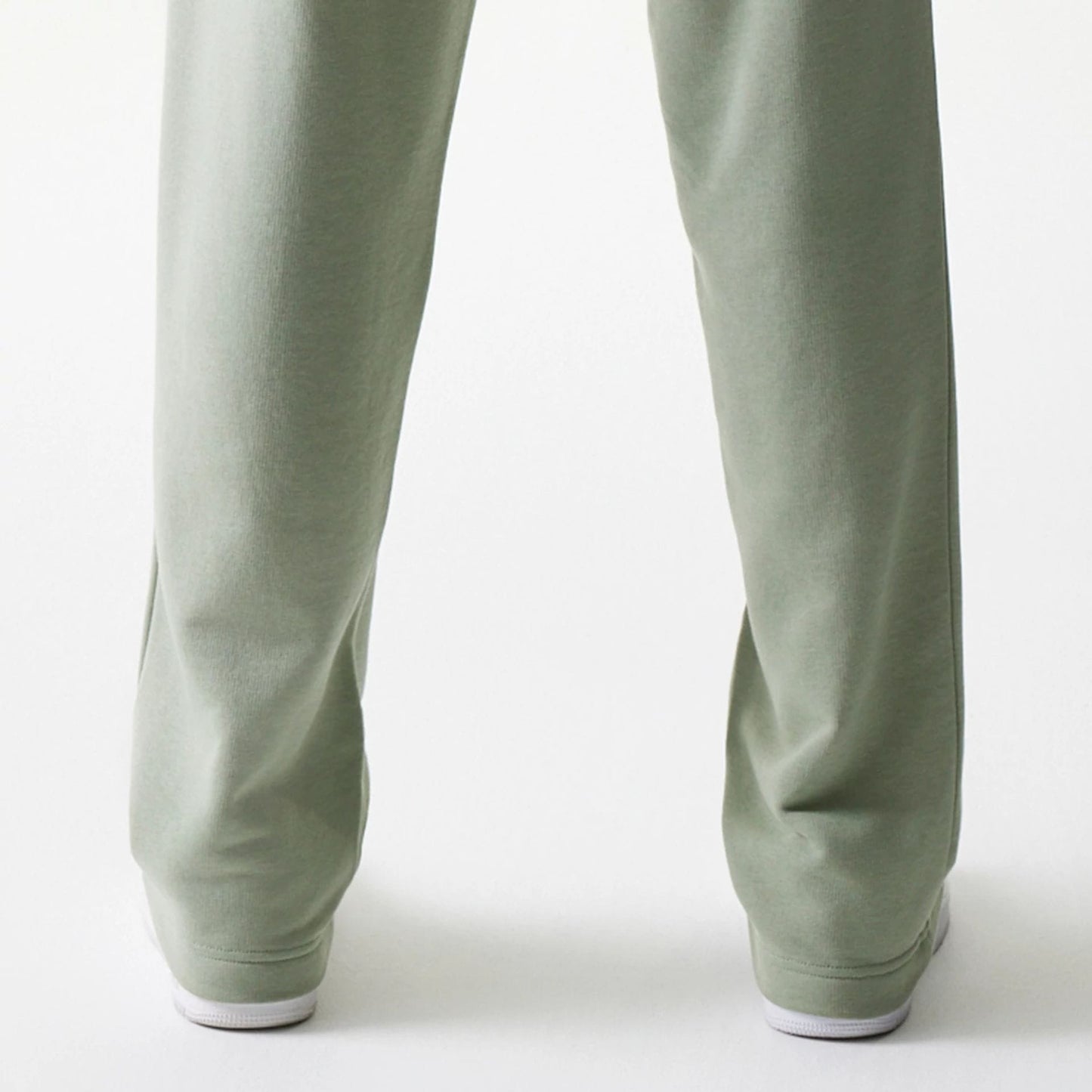 The model is wearing this NBA LA Lakers Straight Leg Joggers in pastel green. 7