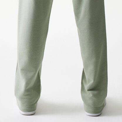 The model is wearing this NBA LA Lakers Straight Leg Joggers in pastel green. 7