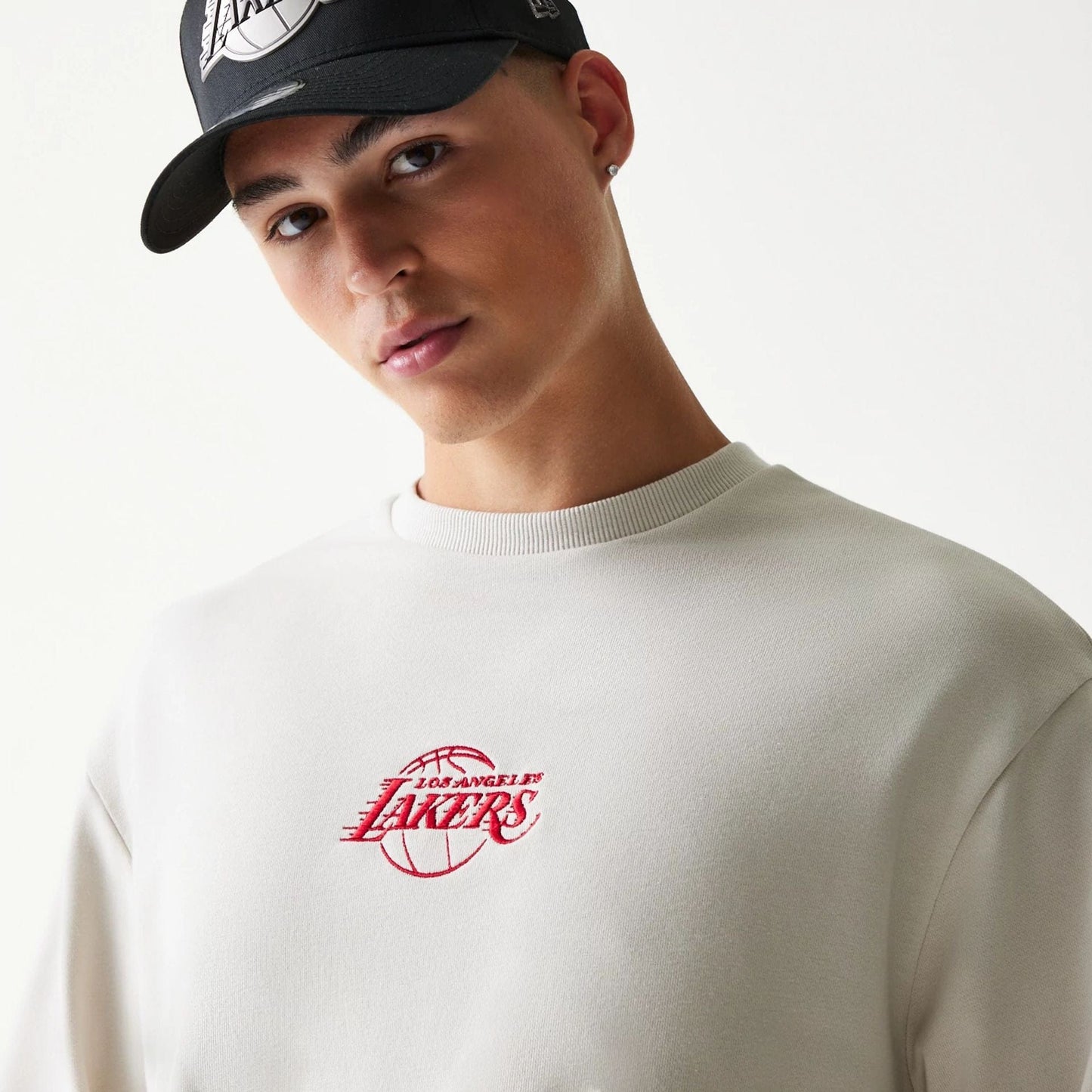 The model is wearing this NBA League Essential LA Lakers Oversized Crew Neck Sweater in cream. 4