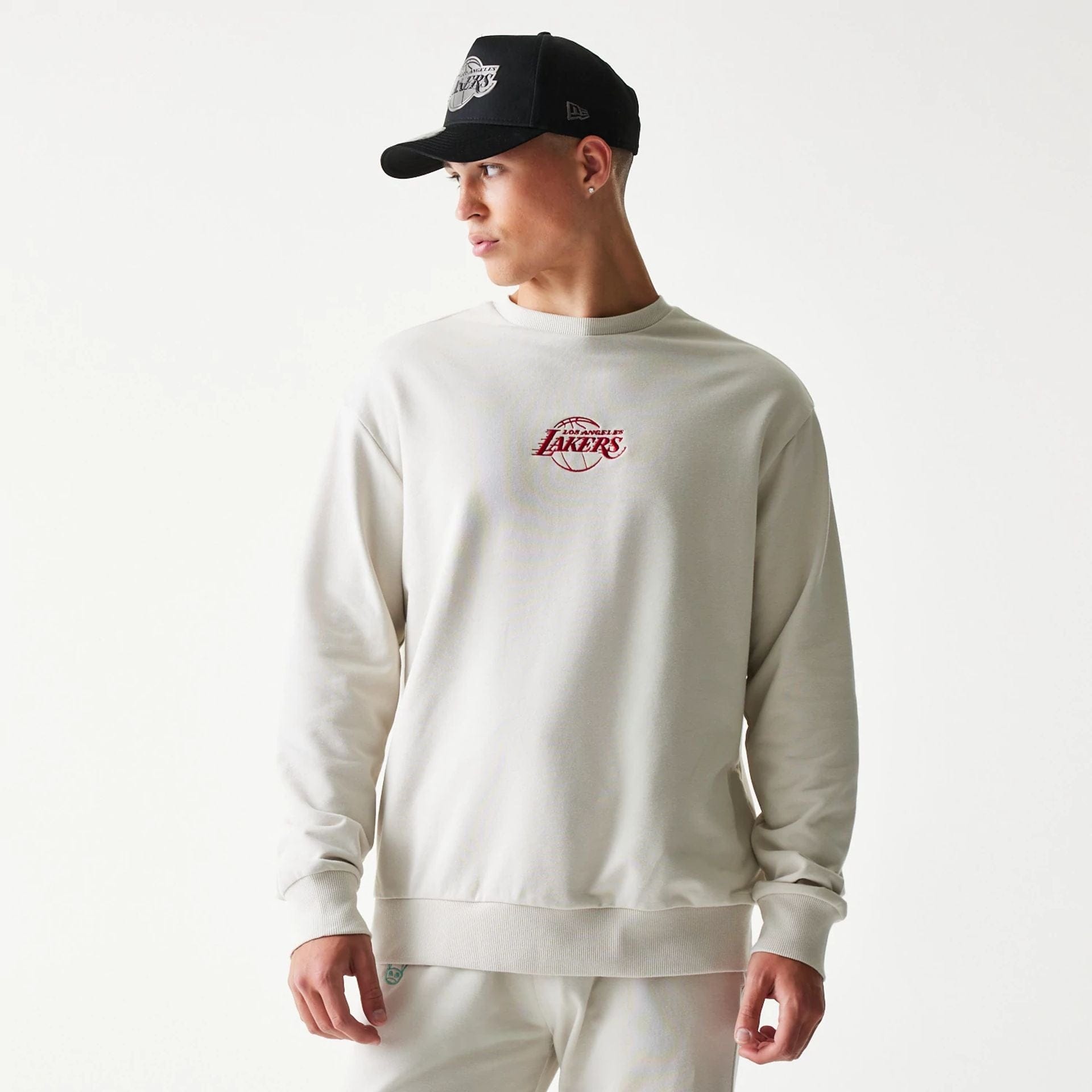 The model is wearing this NBA League Essential LA Lakers Oversized Crew Neck Sweater in cream. 1