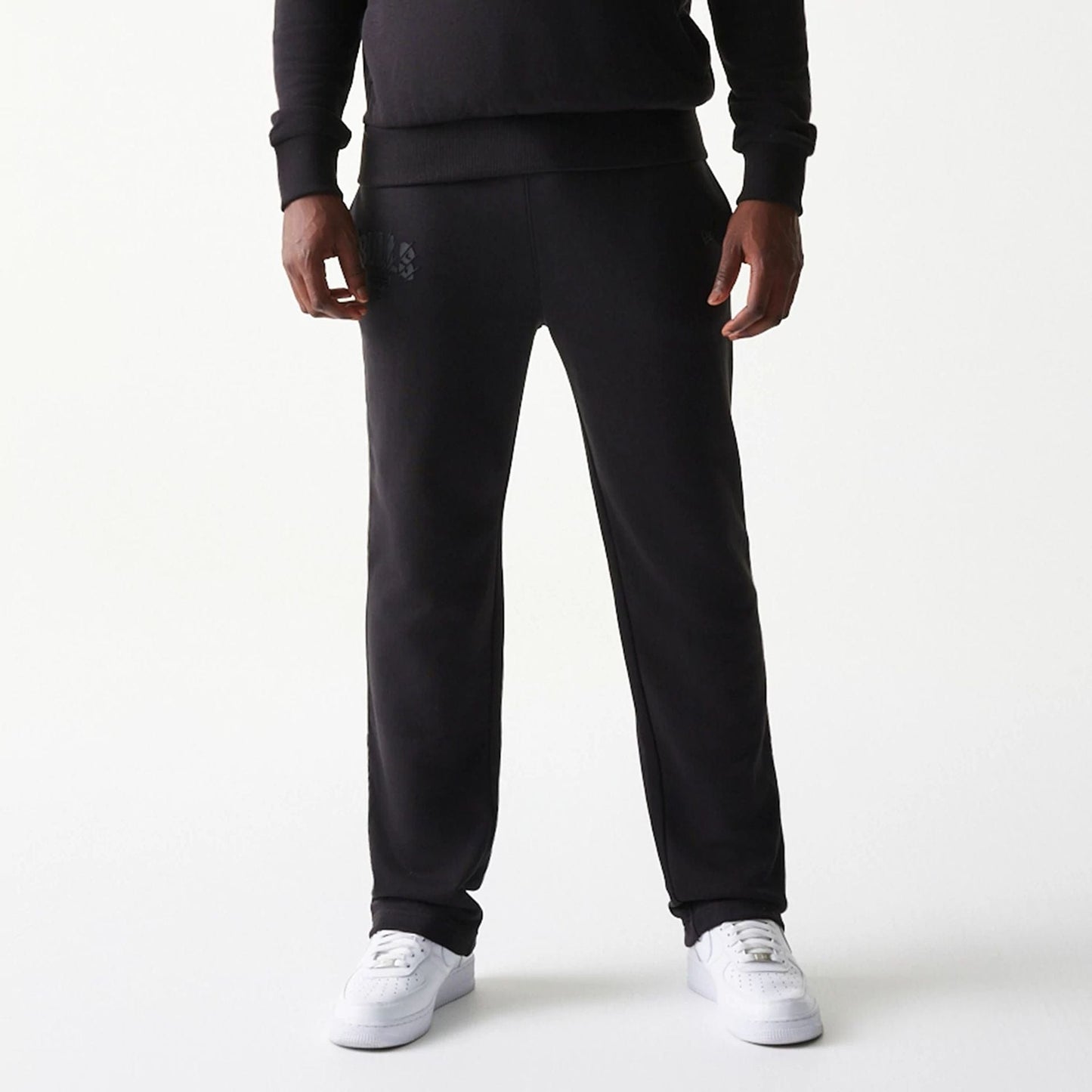 The model is wearing this NBA Chicago Bulls Straight Leg Joggers in black. 3