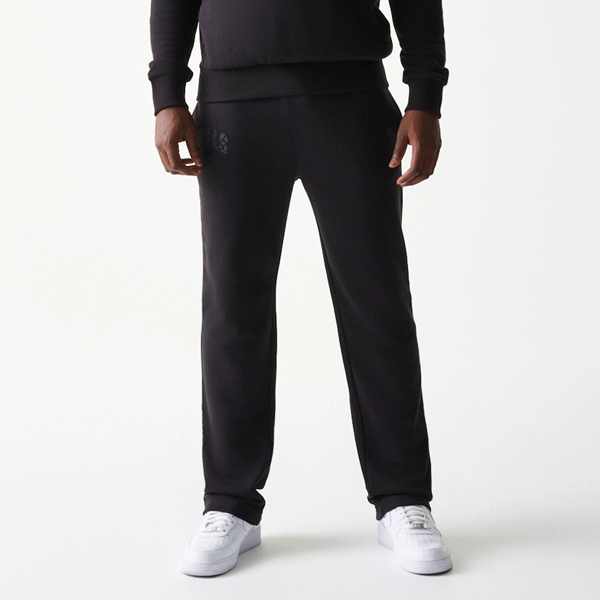 The model is wearing this NBA Chicago Bulls Straight Leg Joggers in black. 3