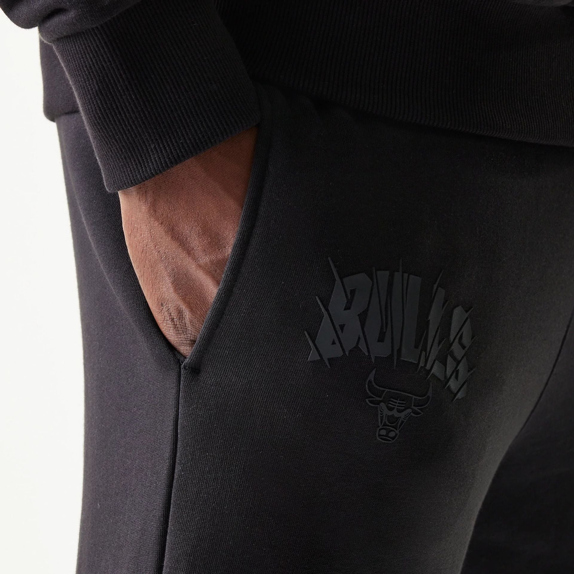 The model is wearing this NBA Chicago Bulls Straight Leg Joggers in black. 4