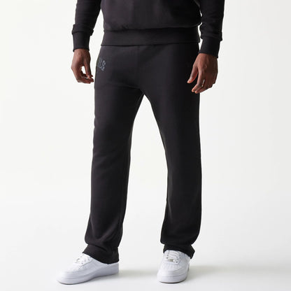 The model is wearing this NBA Chicago Bulls Straight Leg Joggers in black. 1